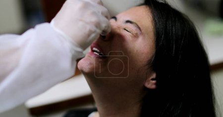 Foto de Persona que hace la prueba de nariz covid procedimiento doloroso - Imagen libre de derechos