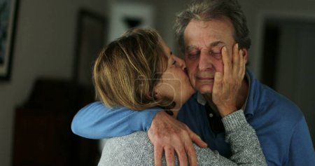 Foto de Esposa mayor besando marido pareja mayor amor y afecto - Imagen libre de derechos