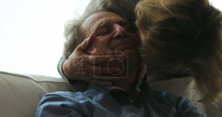 Téléchargez les photos : Femme aînée étreignant mari 70 couple amour et soins - en image libre de droit