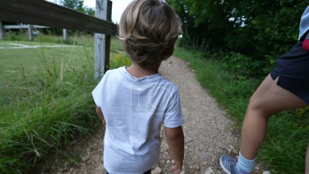 Téléchargez les photos : Enfant et mère randonnée à l'extérieur dans la nature parent et enfant marche dans la nature - en image libre de droit
