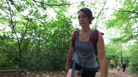 Téléchargez les photos : Femme randonnée en plein air portant sac à dos femme randonneur dans les bois - en image libre de droit