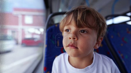 Foto de Un niño pasajero pensativo viajando en transporte público niño pensativo viajando - Imagen libre de derechos