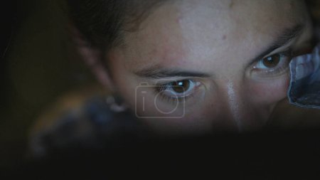 Téléchargez les photos : Femme regardant l'écran bleu tard dans la nuit yeux de fermeture extrême - en image libre de droit