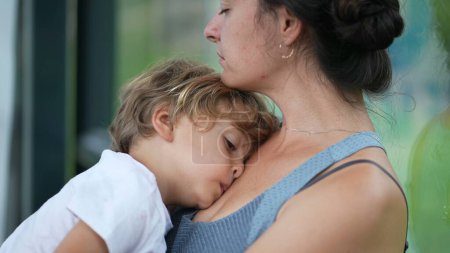 Téléchargez les photos : Somnolent enfant et mère fatigué parent et enfant attendant ensemble chère femme tenant petit garçon - en image libre de droit