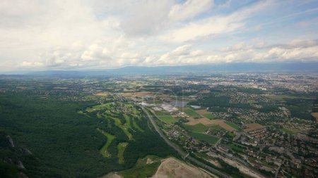 Foto de Vista de la ciudad europea en Suiza vista desde teleférico - Imagen libre de derechos