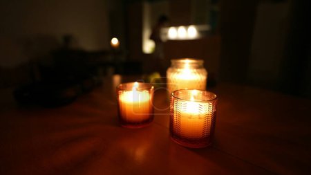 Téléchargez les photos : Trois bougies romantiques la nuit - en image libre de droit