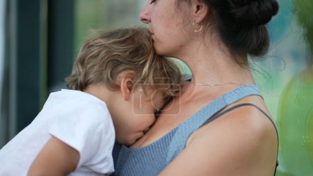 Téléchargez les photos : Somnolent enfant et mère fatigué parent et enfant attendant ensemble chère femme tenant petit garçon - en image libre de droit