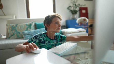 Foto de Niño hojeando internet niño usando computadora joven usando tecnología - Imagen libre de derechos