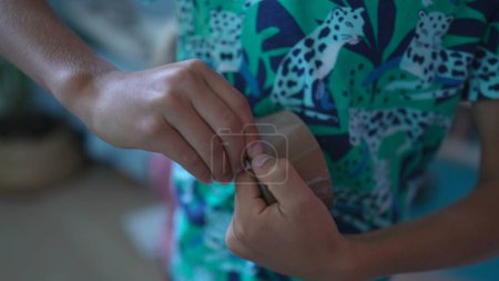 Foto de Las manos del niño tratando de utilizar cinta adhesiva incapaz de desatar - Imagen libre de derechos
