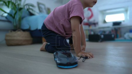 Téléchargez les photos : Enfant se levant du plancher enfant debout - en image libre de droit