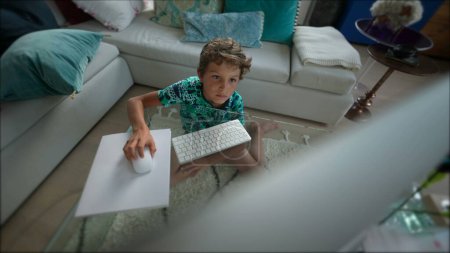 Foto de Niño hojeando internet niño usando computadora - Imagen libre de derechos