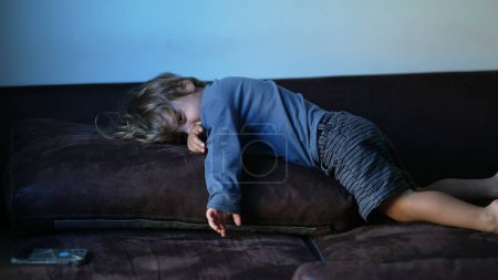 Téléchargez les photos : Petit garçon ennuyé à la maison avec rien à faire enfant se sentant l'ennui - en image libre de droit