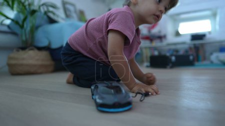 Foto de Niño levantándose del piso niño de pie - Imagen libre de derechos
