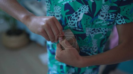Foto de Las manos del niño tratando de utilizar cinta adhesiva incapaz de desatar - Imagen libre de derechos