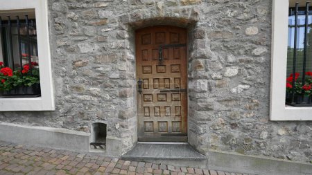 Foto de MONTREUX SUIZA MARZO 1 2022 Tradicional antigua puerta de madera antigua casa delantera europea - Imagen libre de derechos