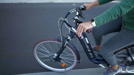 Foto de Persona que sostiene bicicleta en bicicleta en desplazamientos callejeros - Imagen libre de derechos
