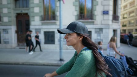Téléchargez les photos : Femme à vélo dans la ville vélo de rue banlieue promenades vélo - en image libre de droit