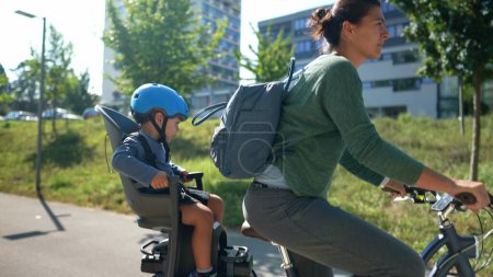Foto de Bicicleta madre con niño sentado en el asiento trasero - Imagen libre de derechos
