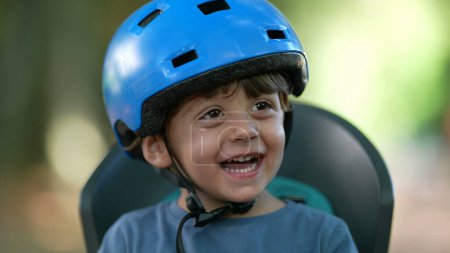 Foto de Niño feliz con casco de bicicleta riendo y sonriendo - Imagen libre de derechos