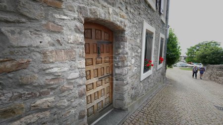 Foto de MONTREUX SUIZA MARZO 1 2022 Antiguo hogar europeo tradicional puerta de madera antigua en la calle - Imagen libre de derechos
