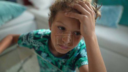 Téléchargez les photos : Jeune garçon regardant les médias de divertissement avec téléphone au lit - en image libre de droit