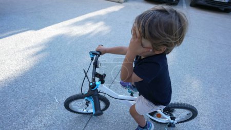 Téléchargez les photos : Petit garçon à vélo à l'extérieur d'un angle supérieur - en image libre de droit