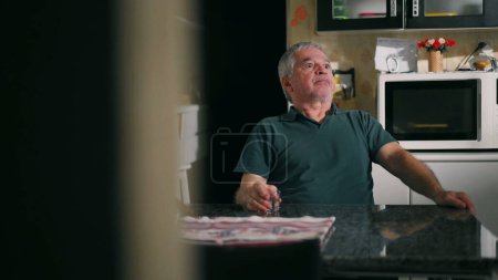 Téléchargez les photos : Homme âgé ivre hochant la tête à la table de cuisine, luttant contre l'alcoolisme à la maison - en image libre de droit