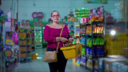 Foto de Las mujeres compradoras afrontan las dificultades económicas del supermercado, el impacto de la inflación en los consumidores de mediana edad - Imagen libre de derechos
