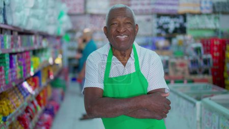 Téléchargez les photos : Sourire Noir Directeur principal de l'épicerie, Happy Employee Portrait - en image libre de droit