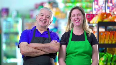Foto de Empleados alegres del supermercado, gerente masculina sénior y trabajadora de mediana edad - Imagen libre de derechos