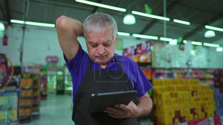 Foto de Gerente de la tienda de comestibles estresado por los desafíos empresariales, propietario de negocios que enfrentan dificultades en las operaciones de supermercados, Luchando - Imagen libre de derechos