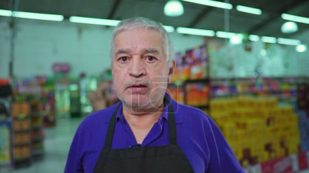 Foto de Retrato de un gerente anciano preocupado de supermercado luchando a través de tiempos difíciles. Preocupado estresado sin afeitar gris propietario de negocio senior pelo - Imagen libre de derechos