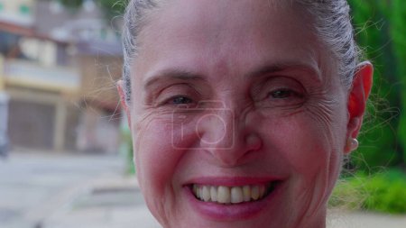 Téléchargez les photos : Femme mûre craquant un sourire se sentant bonheur debout dehors dans la rue de la ville. 50 femme caucasienne personne sourire spontané - en image libre de droit