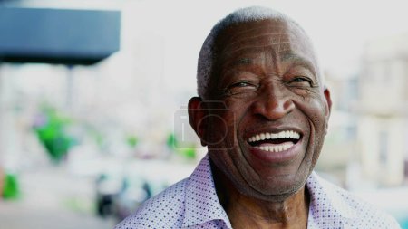 Téléchargez les photos : Un brésilien plus âgé noir joyeux souriant. Charismatique visage afro-américain âgé avec une disposition amicale - en image libre de droit