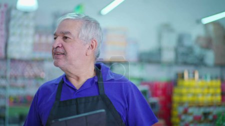 Téléchargez les photos : Homme caucasien Directeur principal de l'épicerie utilisant un appareil tablette pour inspecter l'inventaire des produits sur les tablettes des supermarchés - en image libre de droit
