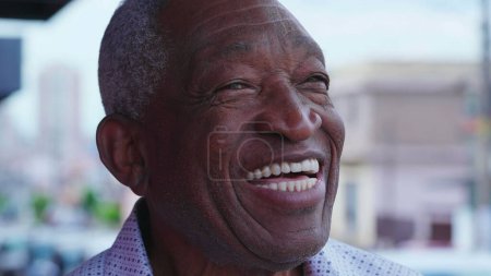 Téléchargez les photos : Un vieil homme noir joyeux gros plan visage souriant au ciel avec une expression charismatique amicale - en image libre de droit