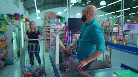 Téléchargez les photos : Interaction entre les vendeuses brésiliennes et le personnel du supermarché sud-américain Commander, acheter des produits - en image libre de droit