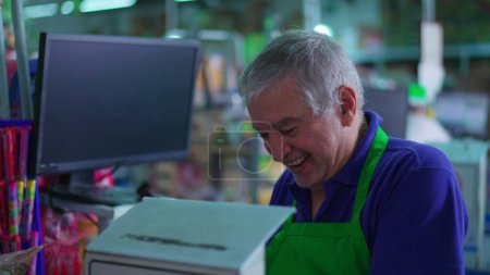 Téléchargez les photos : Une cliente arrive à la caisse avec un employé principal souriant dans une scène de supermarché - en image libre de droit