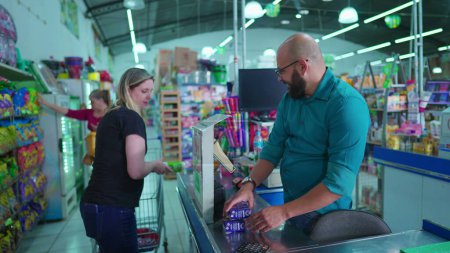 Foto de Interacción entre la compradora brasileña y el personal del supermercado sudamericano Checkout, productos de compra - Imagen libre de derechos
