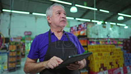 Téléchargez les photos : Directeur d'épicerie stressé par les défis de l'entreprise, propriétaire d'entreprise confronté à des difficultés dans les opérations des supermarchés, lutte - en image libre de droit