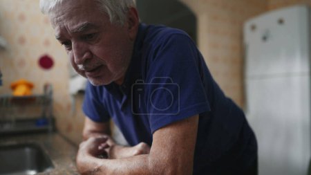 Foto de Hombre de edad avanzada luchando con la enfermedad en el hogar, la derrota y la desesperación en la escena dramática, persona mayor frente a la desesperación tranquila en casa en la soledad - Imagen libre de derechos