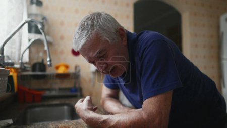 Foto de Hombre de edad avanzada luchando con la enfermedad en el hogar, la derrota y la desesperación en la escena dramática, persona mayor frente a la desesperación tranquila en casa en la soledad - Imagen libre de derechos