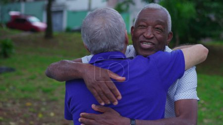 Foto de Dos amigos brasileños de alto nivel comparten un cálido abrazo en Park. Ancianidad Amistad de las personas mayores Abrazando, Mostrando Camaradería - Imagen libre de derechos