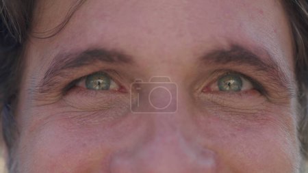 Foto de Macro primer plano de los ojos de la persona masculina mirando la cámara. Hombre guapo en 30 años - Imagen libre de derechos