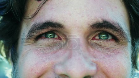 Foto de Hombre con ojos VERDE mirando a la cámara en macro primer plano - Imagen libre de derechos