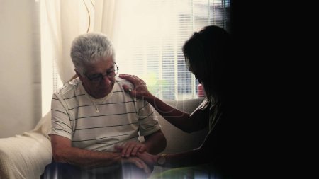 Téléchargez les photos : Scène franche de femme mûre réconfortant ami âgé à la maison avec étreinte empathique - en image libre de droit