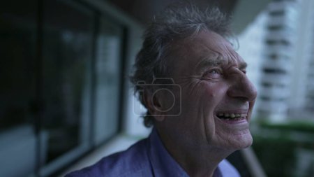 Téléchargez les photos : Un vieil homme joyeux en gros plan regardant le ciel rire et sourire. Heureux homme plus âgé authentique vraie vie rire et sourire - en image libre de droit