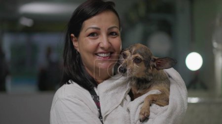 Téléchargez les photos : Une employée heureuse chez Pet Shop. Gros plan sur un emploi de service aux personnes occupant un emploi souriant - en image libre de droit