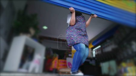 Foto de Mujer abriendo taller elevando garaje. propietaria de negocio local abre escaparate - Imagen libre de derechos