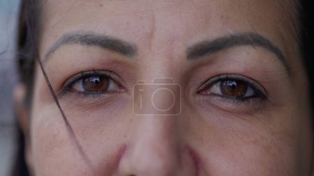 Foto de Mujer de mediana edad ojos mirando a la cámara. Mirada de primer plano macro - Imagen libre de derechos